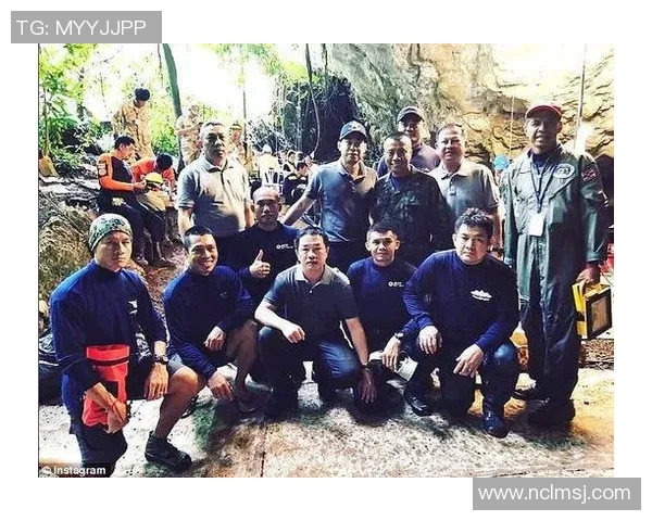 足球明星被困酒店引发粉丝围堵事件现场混乱不堪