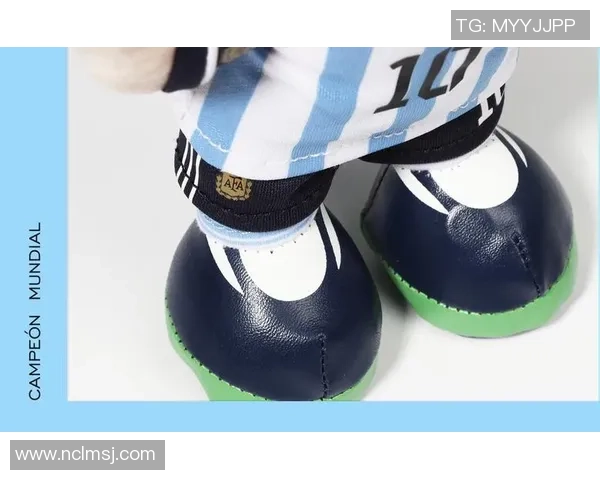 足球明星坎塞洛独特挂件设计引领时尚潮流，球迷必备收藏品